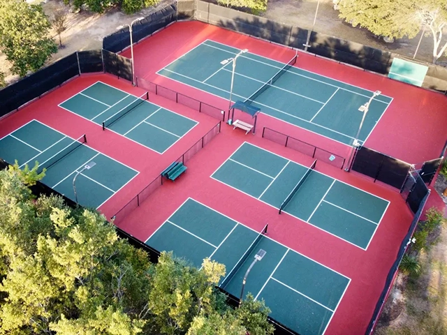 Sơn 5 lớp sân tennis-pickleball với Sơn có 10% Hạt cao su TOPSPORTS trên nền xi măng